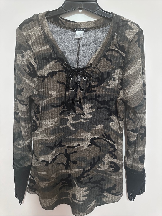 VENUS Tops - Venus Olive Camo Lace-Up Ribbed Long Sleeve Top XL
